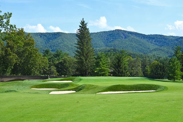 Belo Campo Golfe Com Fairway Cuidado Belas Paisagens Montanha — Fotografia de Stock