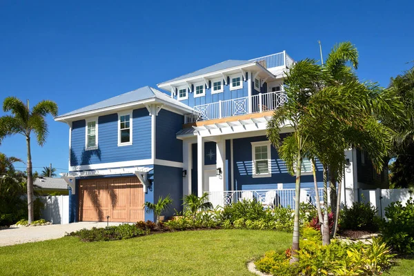 Piękny New Florida House Palmami Krajobrazu — Zdjęcie stockowe
