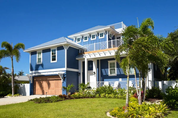 Beautiful New Florida House Palms Trees Landscaping — Stock Photo, Image