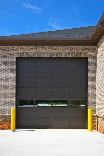 Duże Drzwi Garażowe Zainstalowane Nowym Budynku Komercyjnym — Zdjęcie stockowe