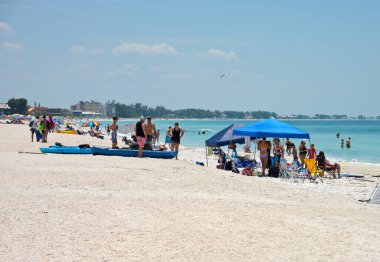 Holmes Plajı, FL / USA -29 Nisan 2018: Sahildeki İnsanlar Güzel Florida Sahilinin tadını çıkarıyor