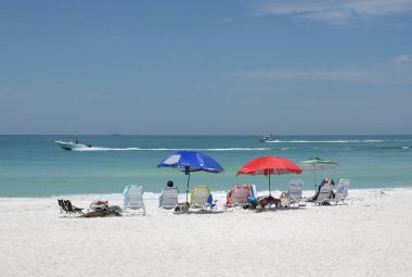 Holmes Plajı, FL / USA -29 Nisan 2018: Sahildeki İnsanlar Güzel Florida Sahilinin tadını çıkarıyor