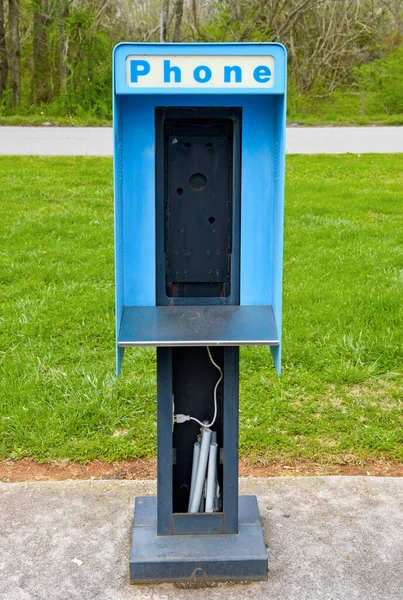 Stary Opuszczony Budka Telefoniczna Parkingu Telefonem Usunięto — Zdjęcie stockowe