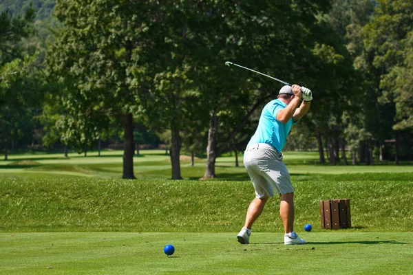 Молодой Человек Поле Гольфа Ударяя Утюг Tee Box Время Игры — стоковое фото