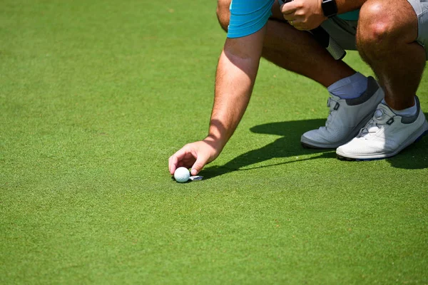 Unge Man Knäböja Och Placera Sin Golfboll Och Markör Putting — Stockfoto