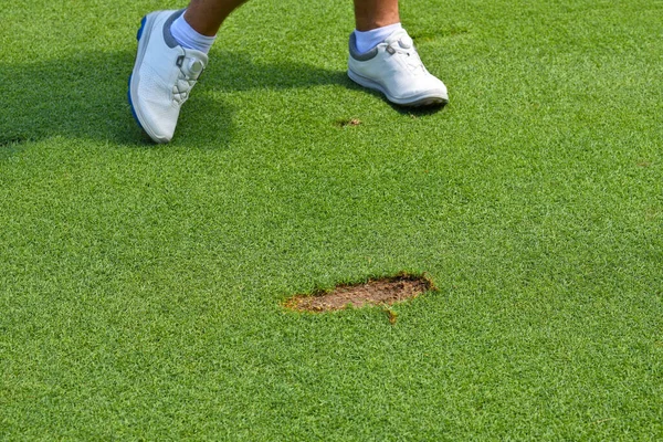 Homem Jovem Deixando Divot Cortado Chão Curso Jogar Curso — Fotografia de Stock