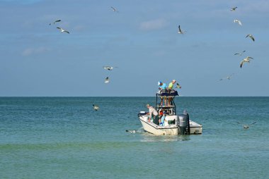 Holmes Plajı, Anna Maria Adası FL / USA - 1 Mayıs 2018: Meksika Körfezi 'ndeki Bir Güç Gemisinden Balıkçılık
