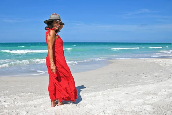 Schöne Reife Frau Trägt Ein Rotes Sommerkleid Strand — Stockfoto