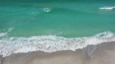 Meksika Körfezi 'ndeki Okyanus Dalgaları' nın Hava Görüntüsü Gelgit Anna Maria Adası, Florida 'ya yaklaşırken