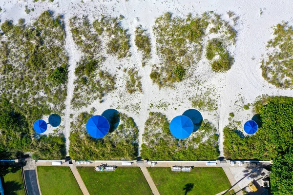Een Antenne Uitzicht Van Four Blue Beach Paraplu White Sandy — Stockfoto