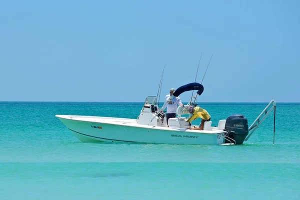 Holmes Beach Anna Maria Island Usa May 2018 People Fishing — Stock Photo, Image