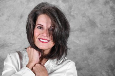 Beyaz Bornoz Giyen Güzel Olgun Bir Kadının Stüdyo Portresi  