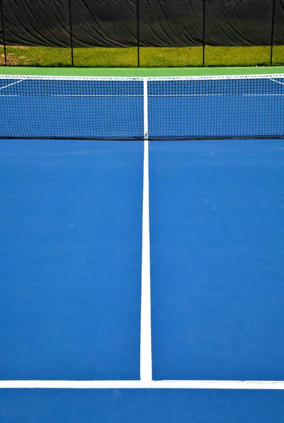 アメリカのコヴィッド 19流行時の社会的距離のために閉鎖された空のテニスコート — ストック写真