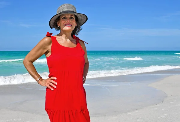 Красива Зріла Жінка Червоній Літній Сукні Пляжі — стокове фото