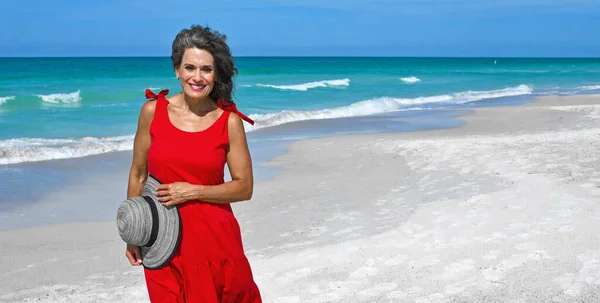 Hermosa Mujer Madura Con Vestido Rojo Verano Sosteniendo Sombrero Playa — Foto de Stock