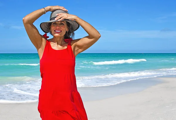 Mulher Madura Bonita Vestindo Vestido Verão Vermelho Praia — Fotografia de Stock