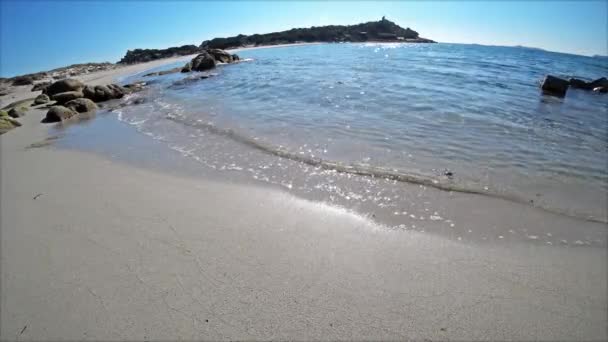 Água Tranquila Praia Punta Molentis Luz Solar Matinal Reflexos Água — Vídeo de Stock