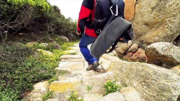 Fotógrafo Paisaje Caminando Hacia Mar Través Paisaje Mediterráneo — Vídeo de stock