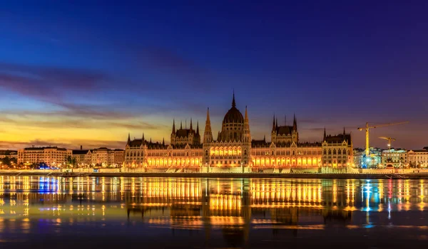 Здание Парламента Венгрии Живописный Утренний Голубой Час — стоковое фото