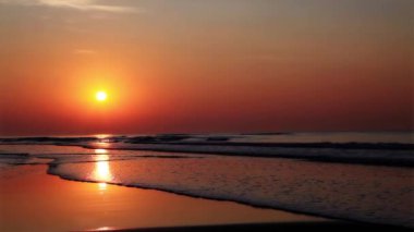 Denize sakin altın gündoğumu