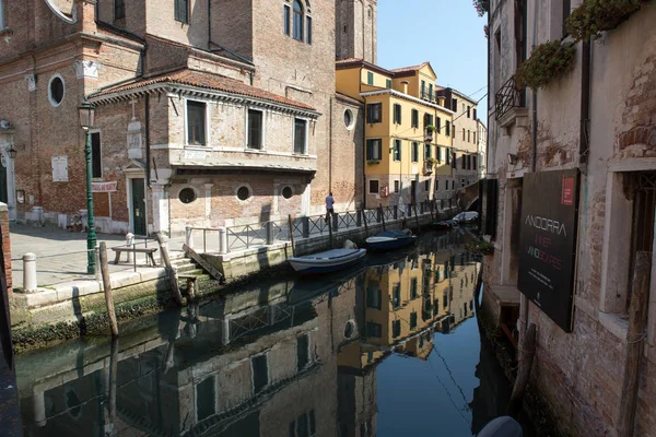 Κτίρια Ένα Κανάλι Της Βενετίας Ιταλία — Φωτογραφία Αρχείου