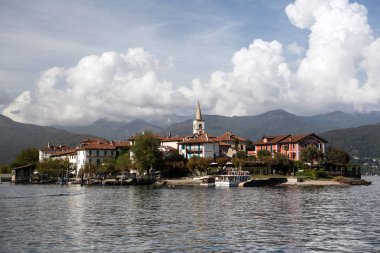 İtalya Maggiore Gölü bir adada