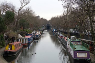 Londra'da teknelerle Küçük Venedik canal