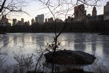 New York'taki Central Park'ta gölde kış