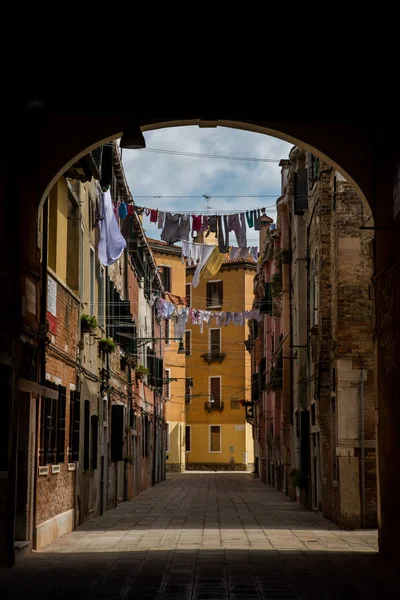 Edifícios Uma Pequena Rua Veneza Itália — Fotografia de Stock