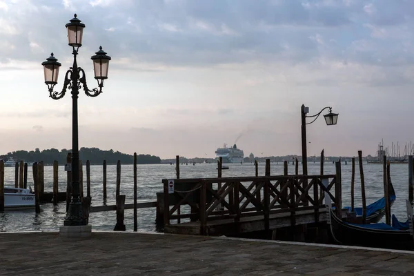 Blick Venedig Bei Sonnenaufgang Mit Booten Und Schiff Italien — Stockfoto