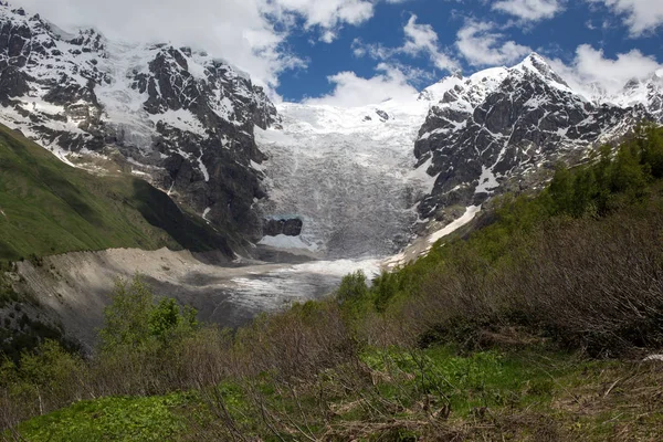 スヴァネティはグルジア共和国でのコーカサス山脈の Adishi — ストック写真