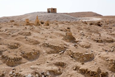 Eski mezarlığı yanındaki Nabi Musa sitedeki Judean desert, Israel