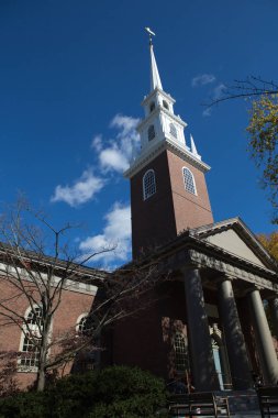 Massachusets Cambridge şehrinde Kampüsü birinde bir parkta Kilisesi