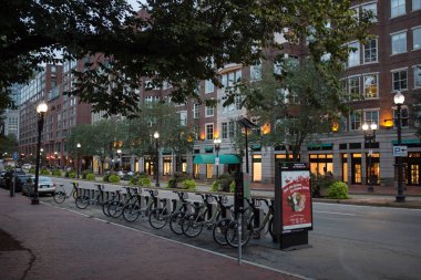 Boston'ın merkezine ve sonbaharda gün batımında