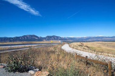 Colorado Boulder city ve dağların manzarasına giderken yolda