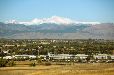  Colorado Boulder city ve dağların manzarasına giderken