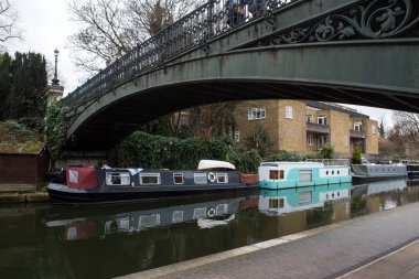 Londra'da teknelerle Küçük Venedik canal