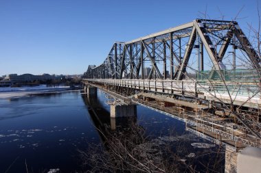 Nehir ve Ottawa binalar kış görünümü 