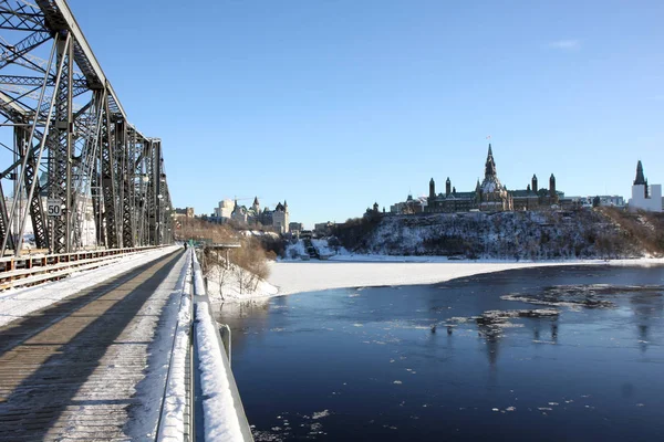 Uitzicht Rivier Ottawa Gebouwen Winter — Stockfoto
