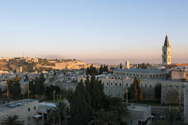 Alte Stadtluftaufnahme Bei Sonnenuntergang Von Notre Dame Jerusalem Center lizenzfreie Stockfotos