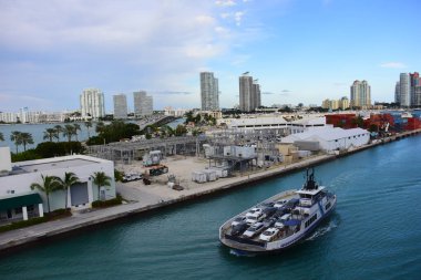 Downtown Miami bir görünümü arka plan ve önünde bir araba feribot.