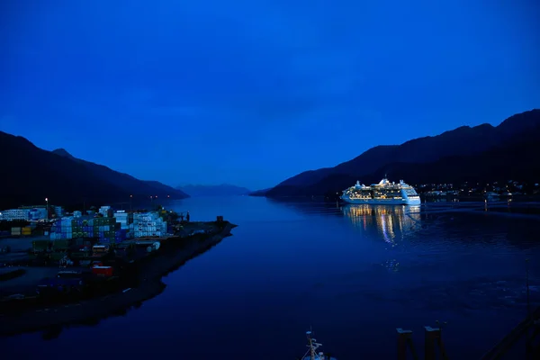 Porto Juneau Alasca Com Navio Cruzeiro Que Parte Noite — Fotografia de Stock