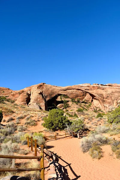 Moab Utah Yakınlarındaki Arches Ulusal Parkı Nda Peyzaj Kemerinin Dikey — Stok fotoğraf
