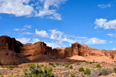 Utah Arches Ulusal Parkı 'nda kırmızı kayalar ve mavi gökyüzü.