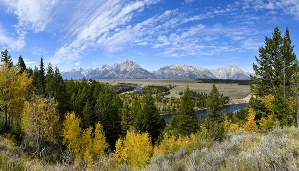 Teton Ulusal Parkı 'nda Büyük Tetonlar ve yılan nehri manzarası.