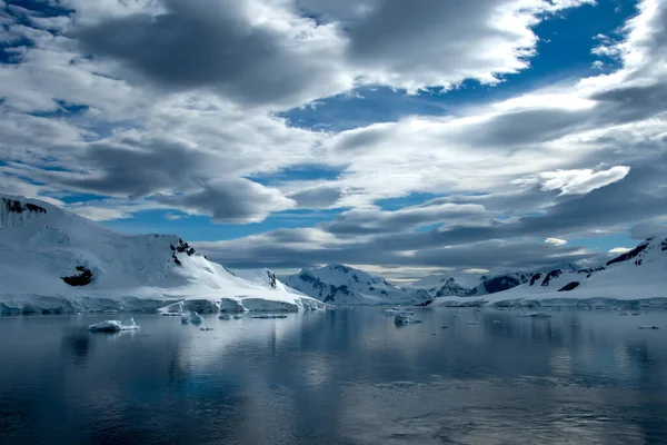 南极的冰山和极端地形 — 图库照片