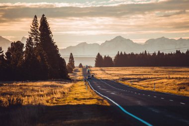 Yeni Zelanda 'nın yeşil dağlarında araba penceresinden yol seyahati. Manzaralı tepeler ve tepeler. İnanılmaz doğanın güzel arka planı.