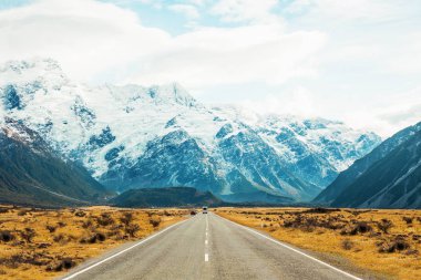 Yeni Zelanda 'nın yeşil dağlarında araba penceresinden yol seyahati. Manzaralı tepeler ve tepeler. İnanılmaz doğanın güzel arka planı.