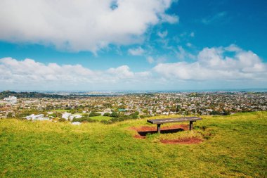 Mt Eden görünümünden Auckland city, Yeni Zelanda yolunda yürüyorduk bir kişi ile