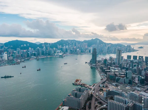 从香港全球城市的飞行无人机上鸟瞰照片 其中有发展建筑 交通运输 能源电力基础设施 中国发达城镇金融与商业中心 — 图库照片